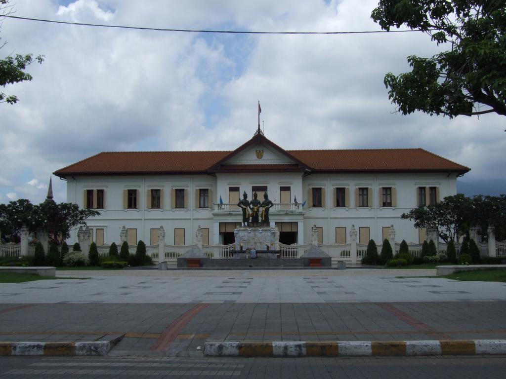 Отель Baan Klang Vieng Чиангмай Экстерьер фото
